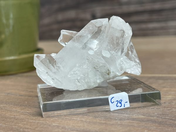 Kleine Kristallgruppe auf Matrix – C